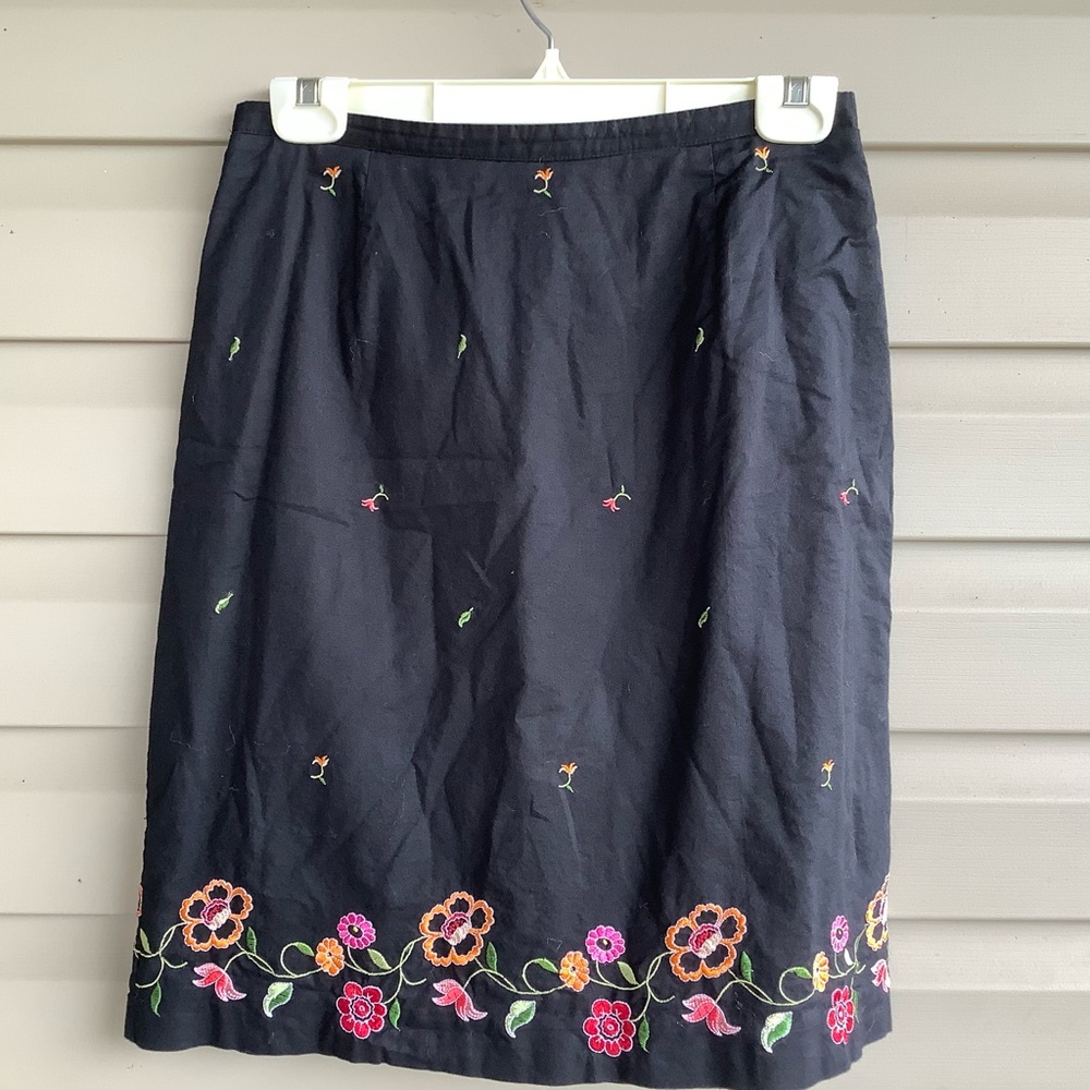 Casual Corner Embroidered Pencil Skirt - Size 6 Petite